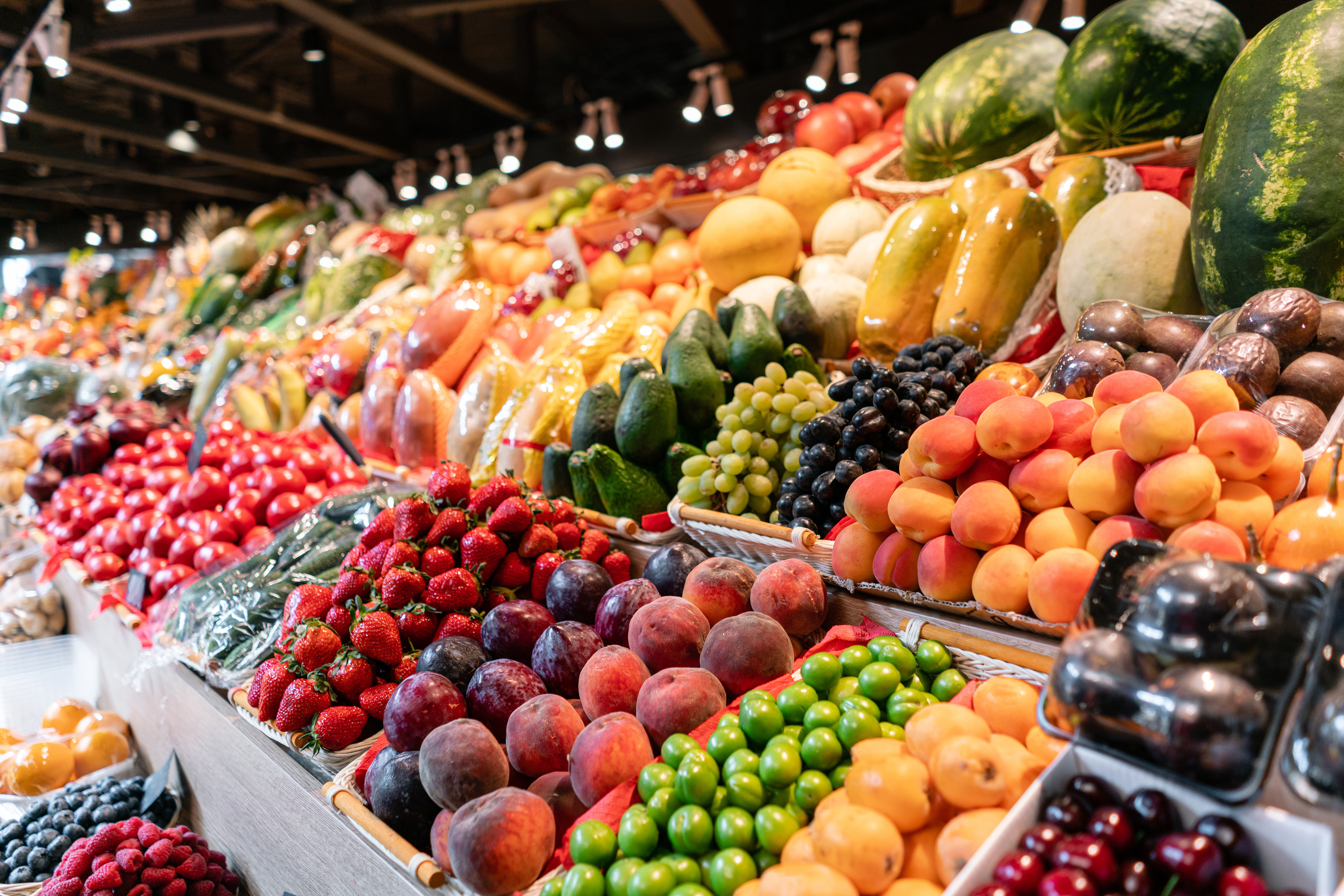 Рынок свежих фруктов. Рынок с фруктами дневной. Фруктовый рынок картина. Шелковый путь овощи фрукты.